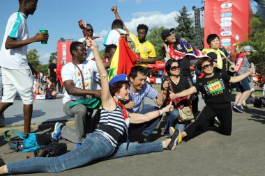Rusya'nın Dünya Kupası 2018. Serçe tepelerde fan zone fanlar. Mosco