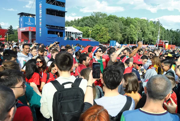 Rusya'nın Dünya Kupası 2018. Serçe tepelerde fan zone fanlar. Moskova