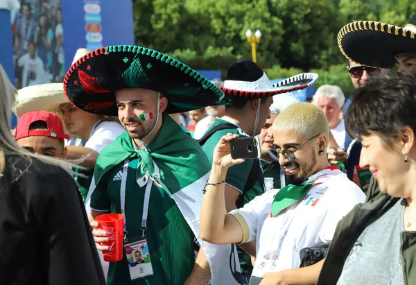 Rusya'nın Dünya Kupası 2018. Serçe tepelerde fan zone fanlar. Moskova
