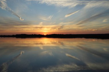 Güzel gün batımı ile bulutlar Volga Nehri üzerinde. Rusya