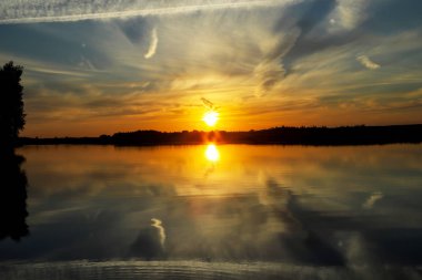 Güzel gün batımı ile bulutlar Volga Nehri üzerinde. Rusya
