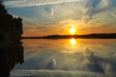 Güzel gün batımı ile bulutlar Volga Nehri üzerinde. Rusya