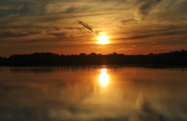 Güzel gün batımı ile bulutlar Volga Nehri üzerinde. Rusya