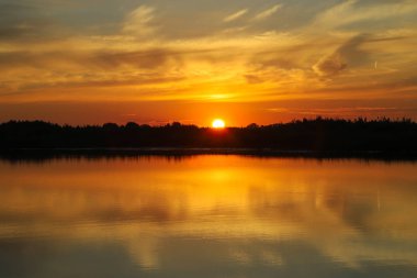 Güzel gün batımı ile bulutlar Volga Nehri üzerinde. Rusya
