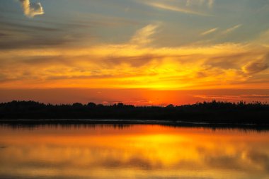 Güzel gün batımı ile bulutlar Volga Nehri üzerinde. Rusya
