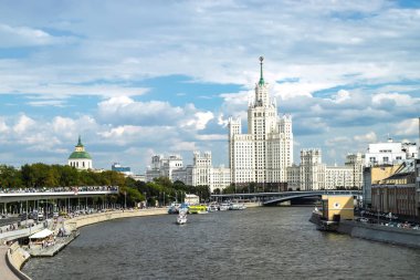 Moskova, Moskova Nehri, Zaryadye Park ve Kotelnicheskaya setin bir görünüm. Rusya