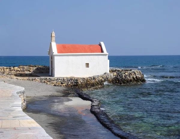 Küçük kilise Girit'te Akdeniz kıyısında. Yunanistan