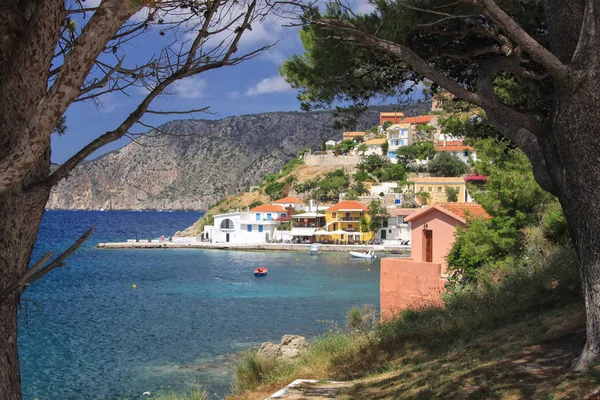 Pequena aldeia de Assos localizado não istmo Assos — Fotografia de Stock