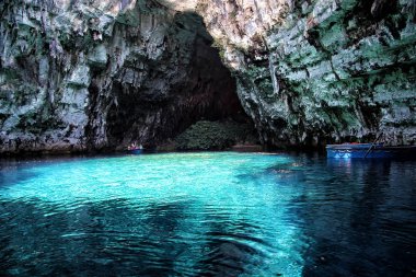 Kefalonia adasında bir karsit mağarasında Melissani gölü