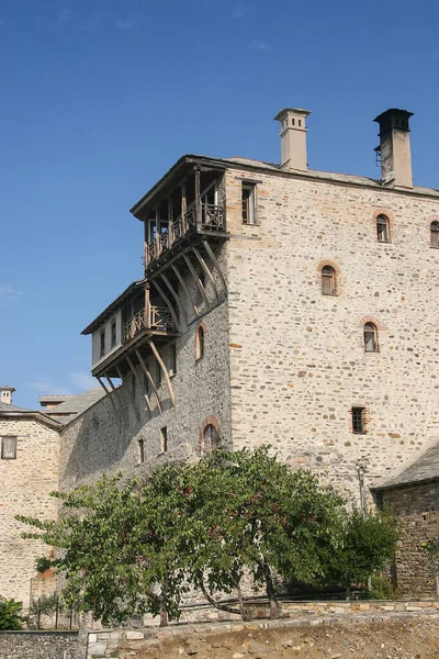Kutsal Athos Dağı 'ndaki antik Xenophon Manastırı' nın balkonunda. Yunanistan
