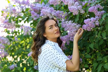 Portre bir genç kızın / çiçek açması leylak arasında