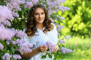 Portre bir genç kızın / çiçek açması leylak arasında