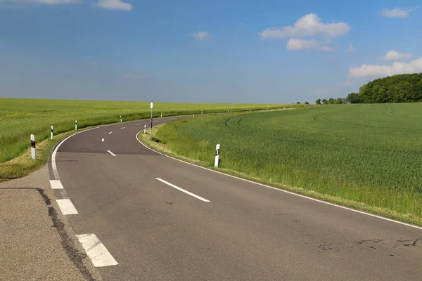 Açmak / yol çayır ve alanları arasında asfalt