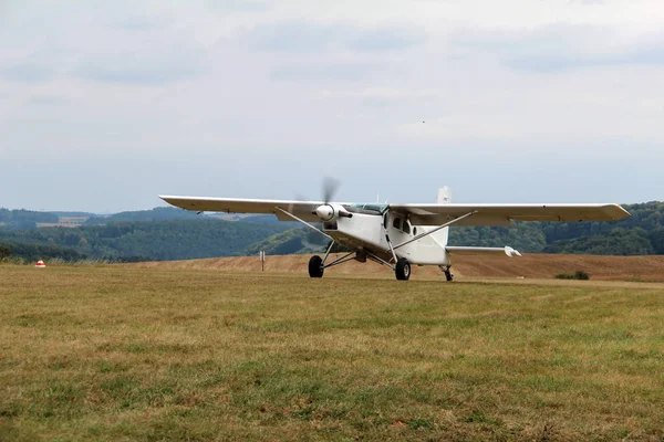 Small Plane Lands Airfield — Stock Photo, Image