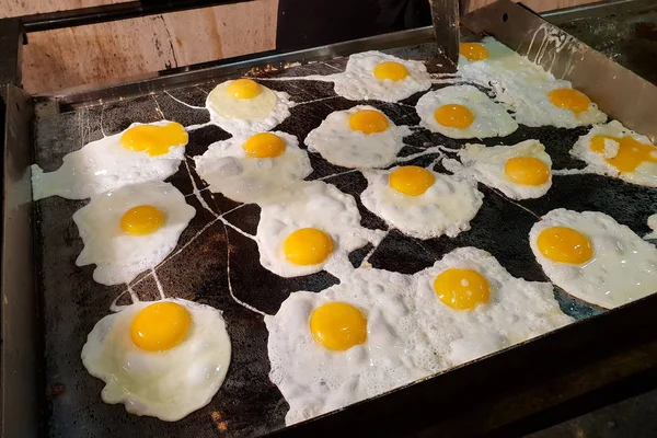 目玉焼き 卵はフライパンで揚げ — ストック写真