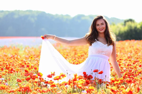 Retrato Uma Jovem Menina Campo Papoula — Fotografia de Stock