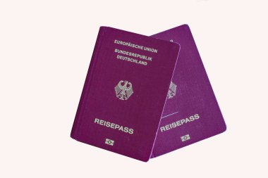 Beyaz arka planda Alman pasaportları.