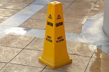 Sarı sütun havuz kenarında, tehlikesi uyardı