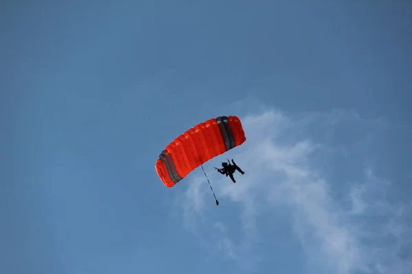 Paracadutista Scende Terra — Foto Stock