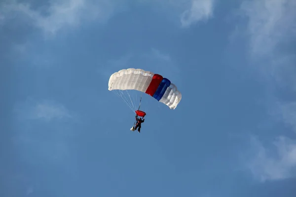 Parachutiste Descend Sol — Photo