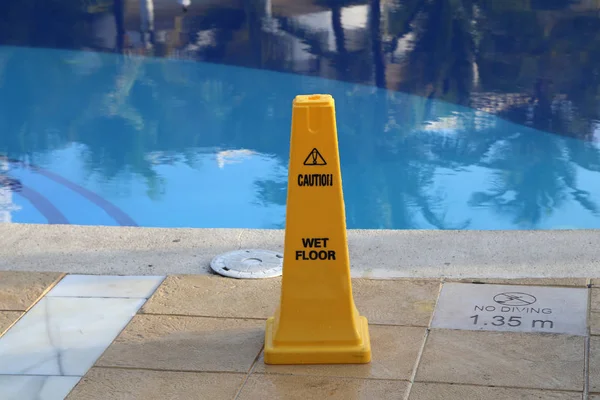 黄色の危険を警告するプール 近くコラム — ストック写真