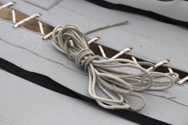 Bir Katamaran üzerinde ip bağlı branda