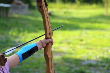 Okçuluk / Shooter çekim için hazırlar ve yay hedef ateş amaçlamaktadır / parçaları