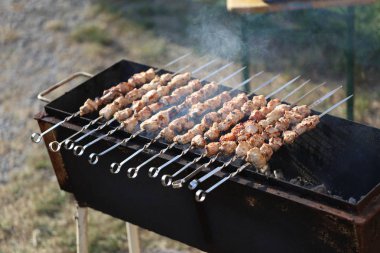 Şiş kebap ızgara yanmış