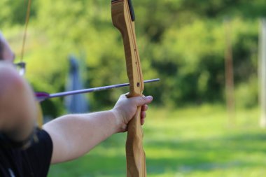 Okçuluk / Shooter çekim için hazırlar ve yay hedef ateş amaçlamaktadır / parçaları