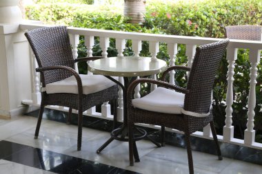 Masa sandalye balkon ile