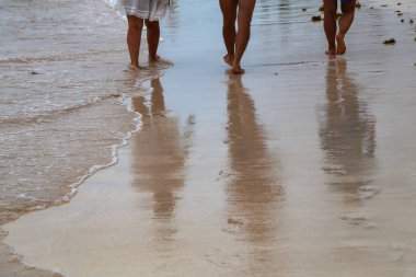 Deniz kıyısında yürüyorum