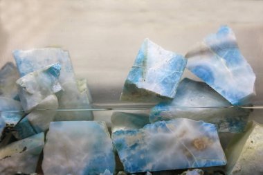 Larimar olan bir cobalthed, pectolite, mavi-beyaz bulutlu çeşitli
