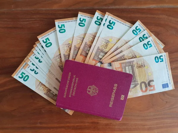 Reizen Geld Geven Geïnvesteerd Paspoort — Stockfoto