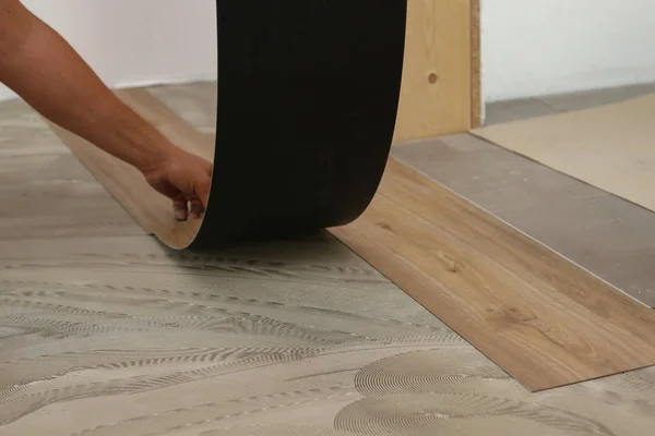 Work Laying Flooring Worker Installing New Vinyl Tile Floor — Stock Photo, Image