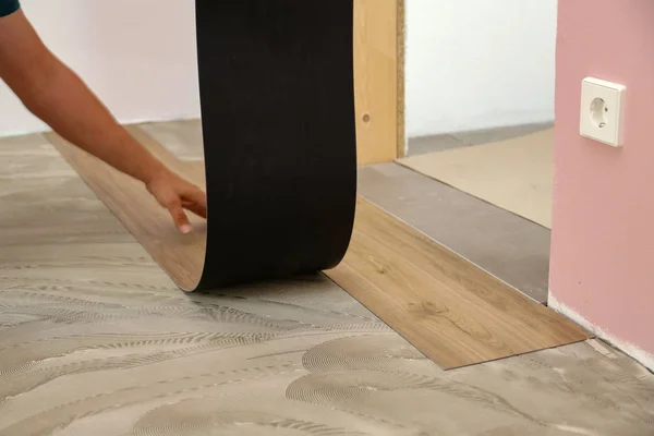 Work Laying Flooring Worker Installing New Vinyl Tile Floor — Stock Photo, Image