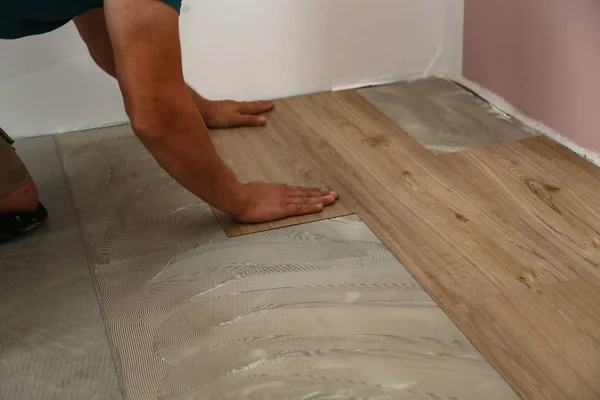 Work Laying Flooring Worker Installing New Vinyl Tile Floor — Stock Photo, Image