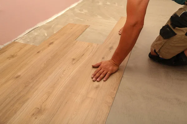 Work Laying Flooring Worker Installing New Vinyl Tile Floor — Stock Photo, Image