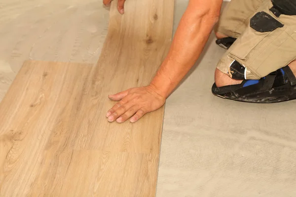 Work Laying Flooring Worker Installing New Vinyl Tile Floor — Stock Photo, Image