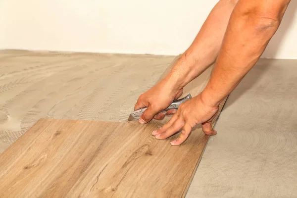 Work Laying Flooring Worker Installing New Vinyl Tile Floor — Stock Photo, Image