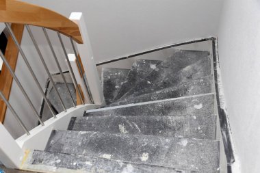 Yeni inşa edilmiş bir ev merdiven