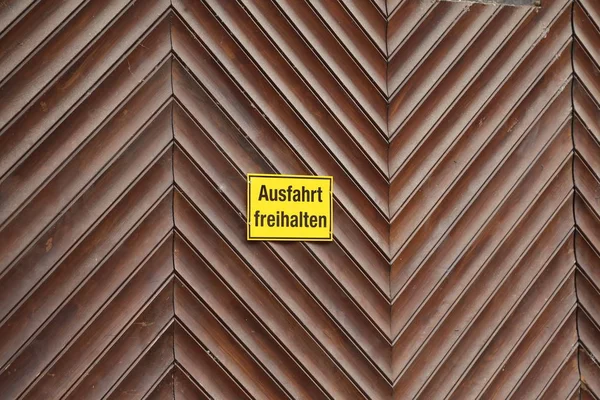 Kapı Almanca Kapısı Üzerinde Yazıt Çıkış Açık Tutmak — Stok fotoğraf