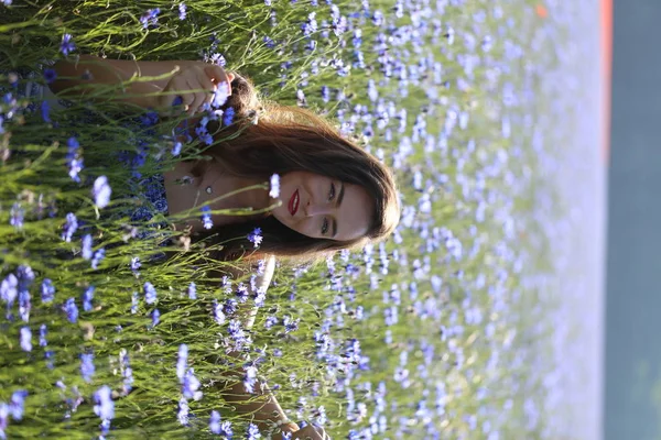 玉米花 女孩在玉米花蓝色 — 图库照片