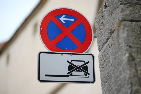 Schild Verkehrszeichen Parkplatz — Stockfoto