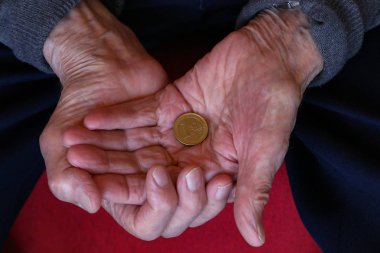 Emeklilik / Euro yaşlı adamın elinde