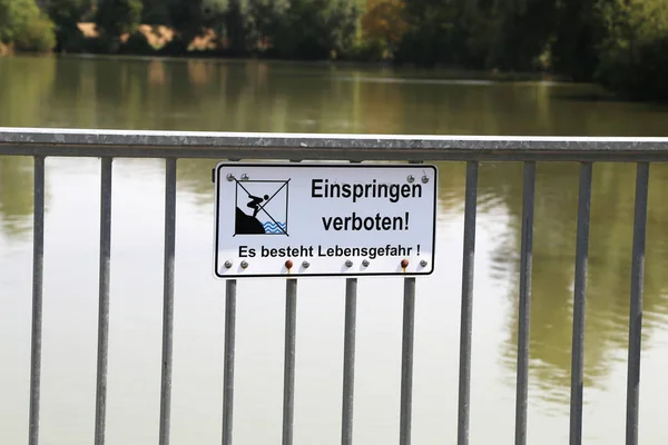 Uyarı Işareti Almanca Metin Yasak Atlama Hayatın Için Tehlike — Stok fotoğraf