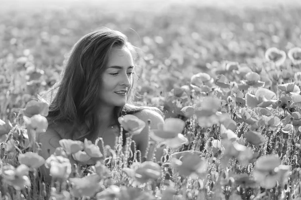 Genç Bir Kızın Portresi Kız Çiçek Alanı — Stok fotoğraf
