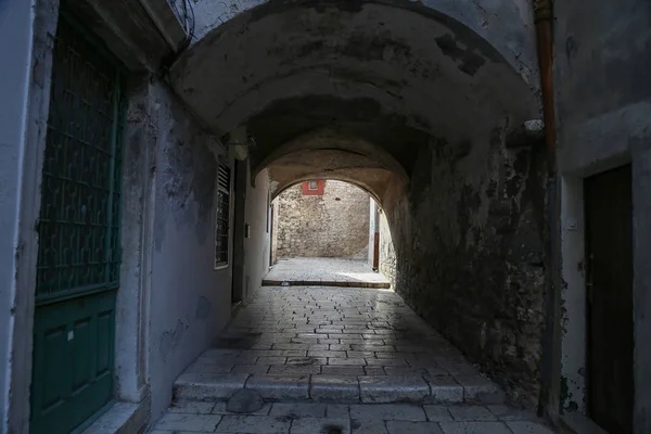 クロアチアのシベニクの狭い通り — ストック写真