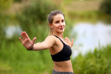 Yoga egzersizleri açık havada / Genç bir kız / portre
