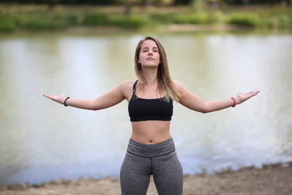 Ejercicios Yoga Aire Libre Una Joven Retrato —  Fotos de Stock