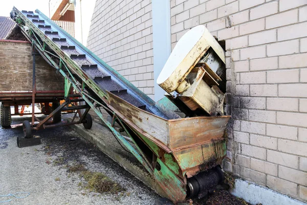 ワイナリーでの廃棄物の運搬 — ストック写真